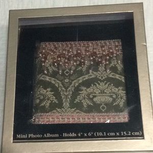Boxed mini photo album, holds 4x6 photos. NEW.  H14